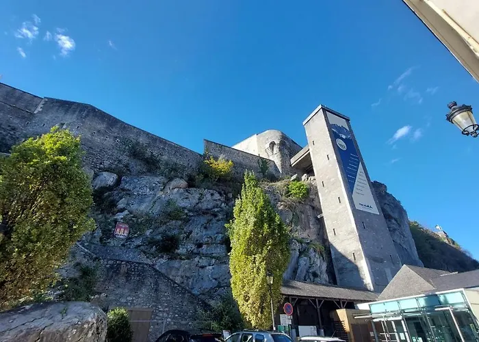 Meuble Au Pied Du Chateau